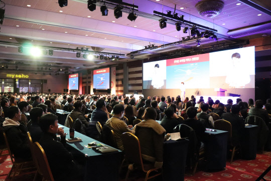 메이크샵은 14일 서울 삼성동 코엑스 그랜드볼룸에서 '샵 포럼 2017'을 개최했다. 이날 행사에서 황호진  트렌드센터 수석컨설턴트가 발표를 하고 있다.   코리아센터닷컴 제공